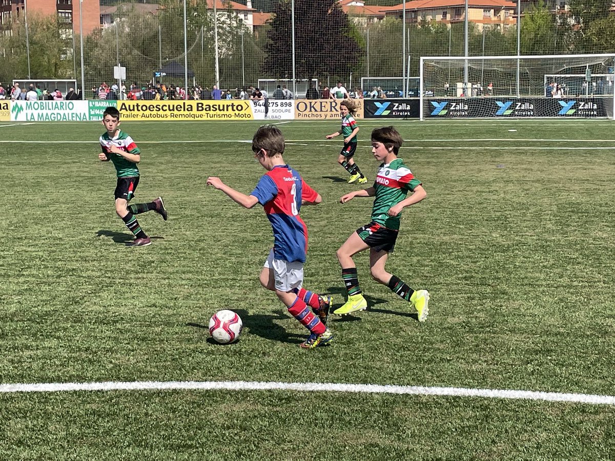 ZALLAUC's tweet photo. Finalizada la jornada matinal en el Memorial Dani y preparados para la fase final de categoría Benjamin durante la tarde. 

Zalla Gu Gara !! 🔵⚪️
_________________
 ☛ Web y tienda oficial: https://t.co/XWgOjdwaqF 
#peredadentalzalla #ZallaUC #MemorialDani #Torneo #SemanaSanta https://t.co/4vtXpO9QH3