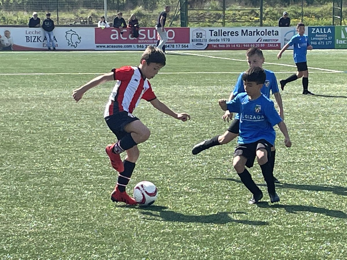 ZALLAUC's tweet photo. Finalizada la jornada matinal en el Memorial Dani y preparados para la fase final de categoría Benjamin durante la tarde. 

Zalla Gu Gara !! 🔵⚪️
_________________
 ☛ Web y tienda oficial: https://t.co/XWgOjdwaqF 
#peredadentalzalla #ZallaUC #MemorialDani #Torneo #SemanaSanta https://t.co/4vtXpO9QH3