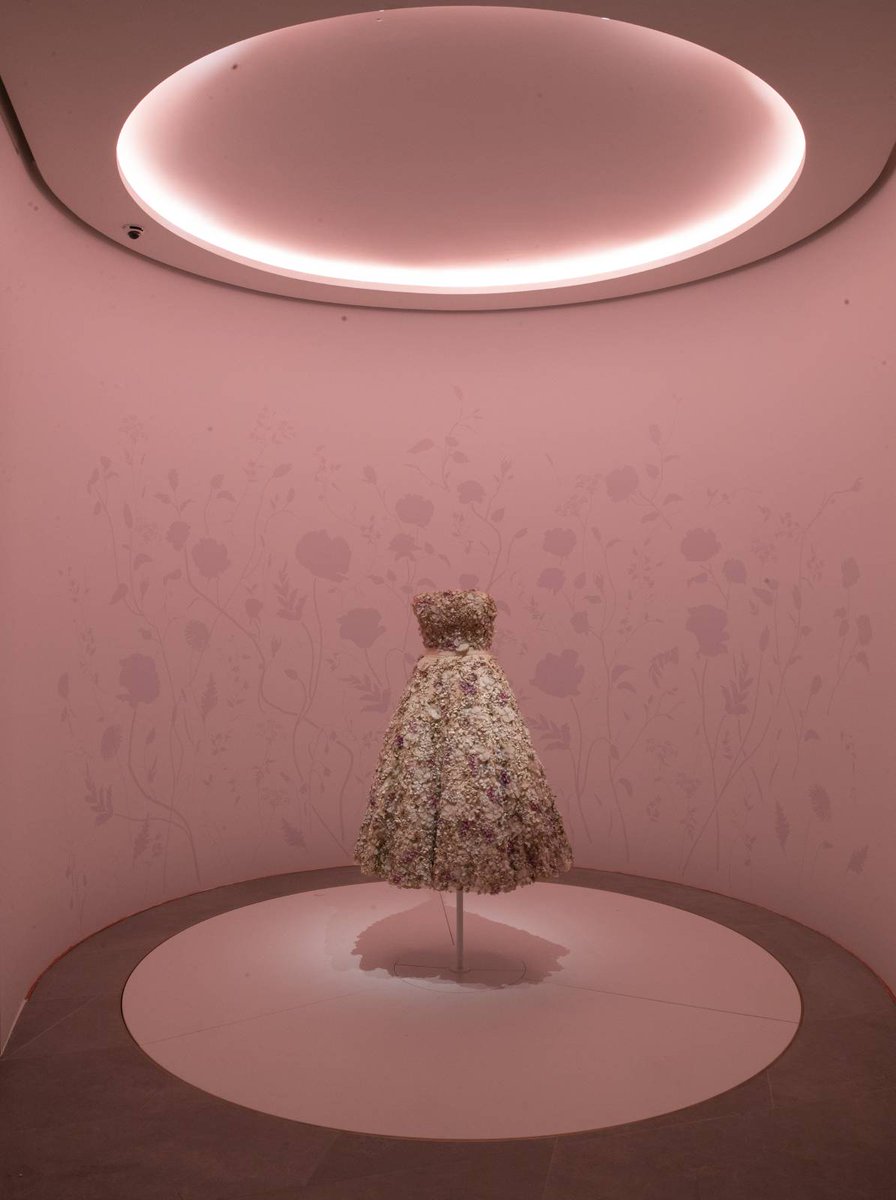 70 yılı aşkın bir süredir Maison koleksiyonlarının doğduğu adres olan Avenue Montaigne 30numara, şimdi “Galerie Dior”a ev sahipliği yapıyor.
drycleanonlymagazine.com/miras-ve-iscil…
#galeriedior #dior #christiandior #drycleanonlymagazine