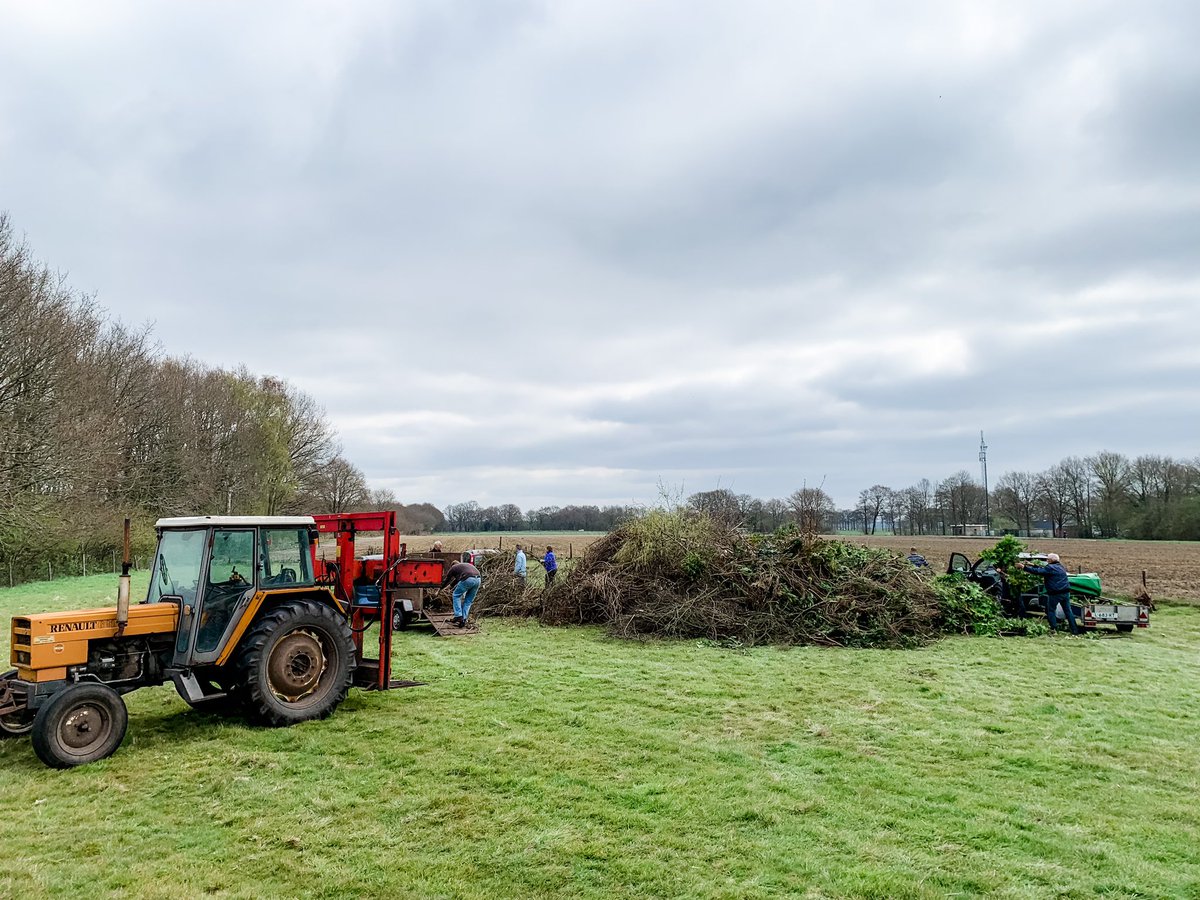 Op veel plekken kan je ook morgen nog snoeiafval brengen. Op naar veel hoge paasbulten 😄 #paasvuur #traditie #pasen