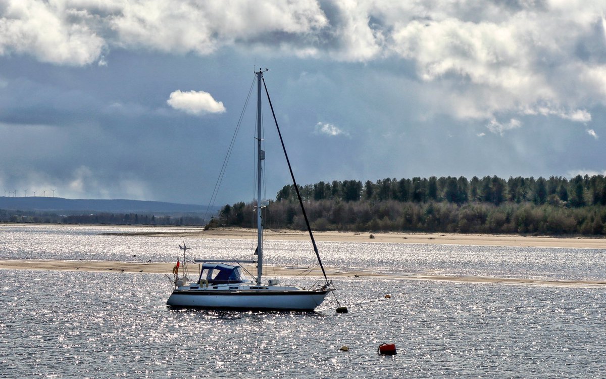 StewartPaul1's tweet photo. Findhorn looking glorious in the sunshine. @VisitScotland @ScotsMagazine #Findhorn #MorayFirth #CulbinForest #estuary #highlandcattle #beachviews #beachhuts https://t.co/W72u03FOOx
