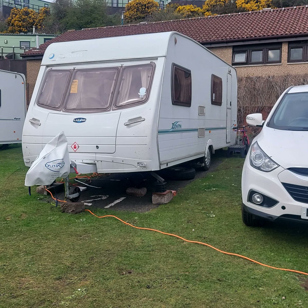 Looksuniquesign's tweet photo. Stunning few days here at #pettycurbay so much so weve extended our stay for a few more days ❤❤ @TennentsLager what a backdrop for this pint 😃 #scottishcaravanning #fife https://t.co/TABLYXSHkL