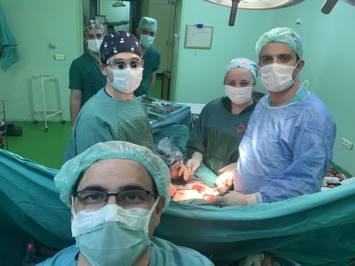 AcademicOner's tweet photo. I performed nephrectomy, residents ureterectomy. A fruitful agreement. @itfuroloncology @dresataydin @Selcuk__Erdem @farukozcan1 #urothelialcarcinoma https://t.co/vyybzIY4rT