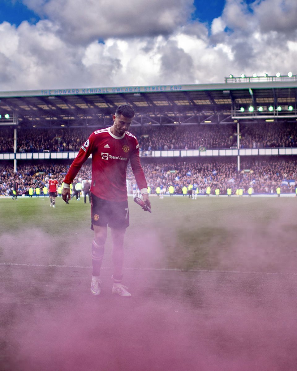 CR7_Factos's tweet photo. One man that made the impossible, possible for nearly 20 years
#cr7 #ronaldo #mufc https://t.co/GXFTPG5l6V