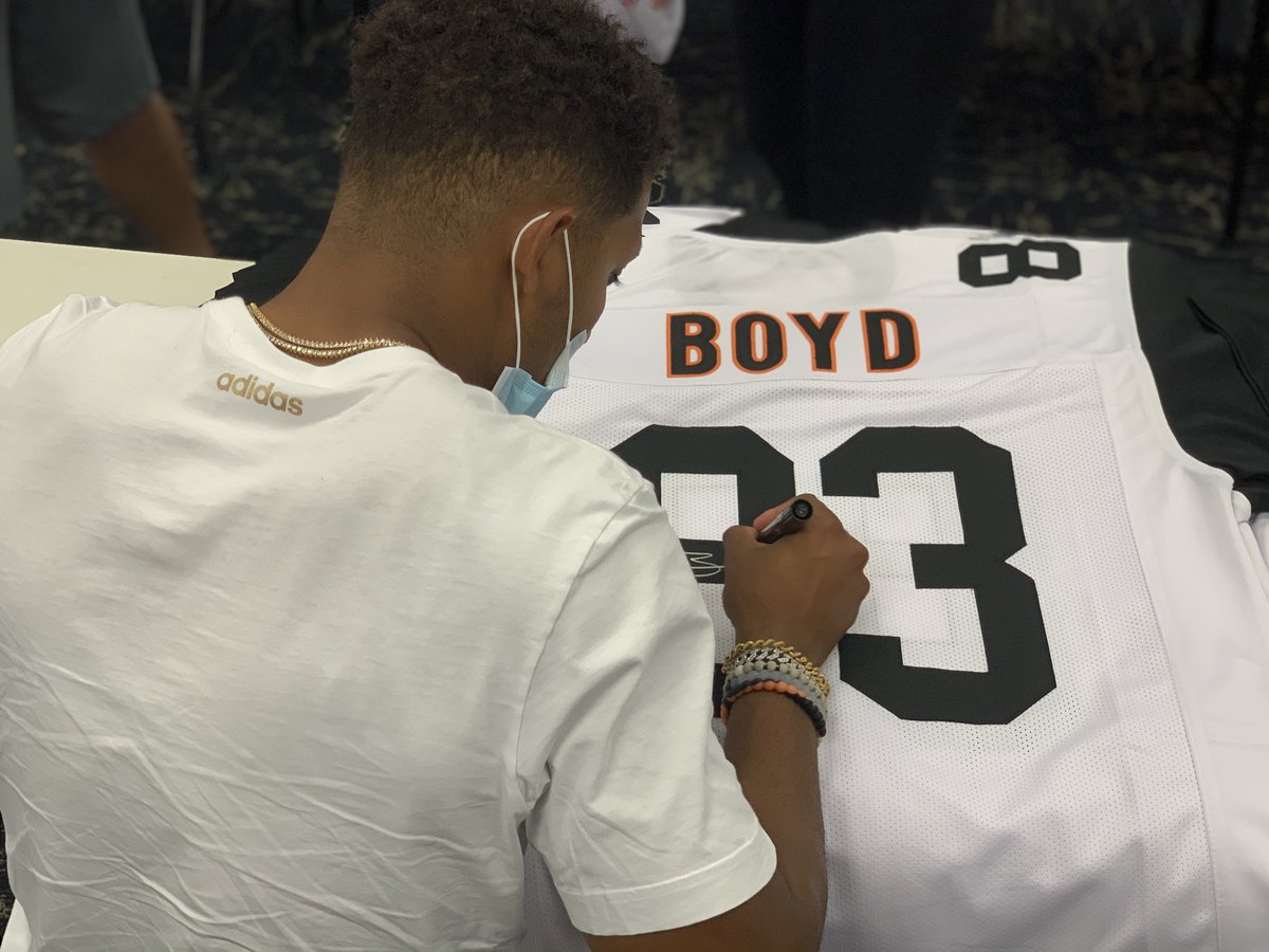 We're going to give a Tyler Boyd autographed jersey to someone who retweets this tweet and follows us!

We'll pick a winner on Monday 4/18!