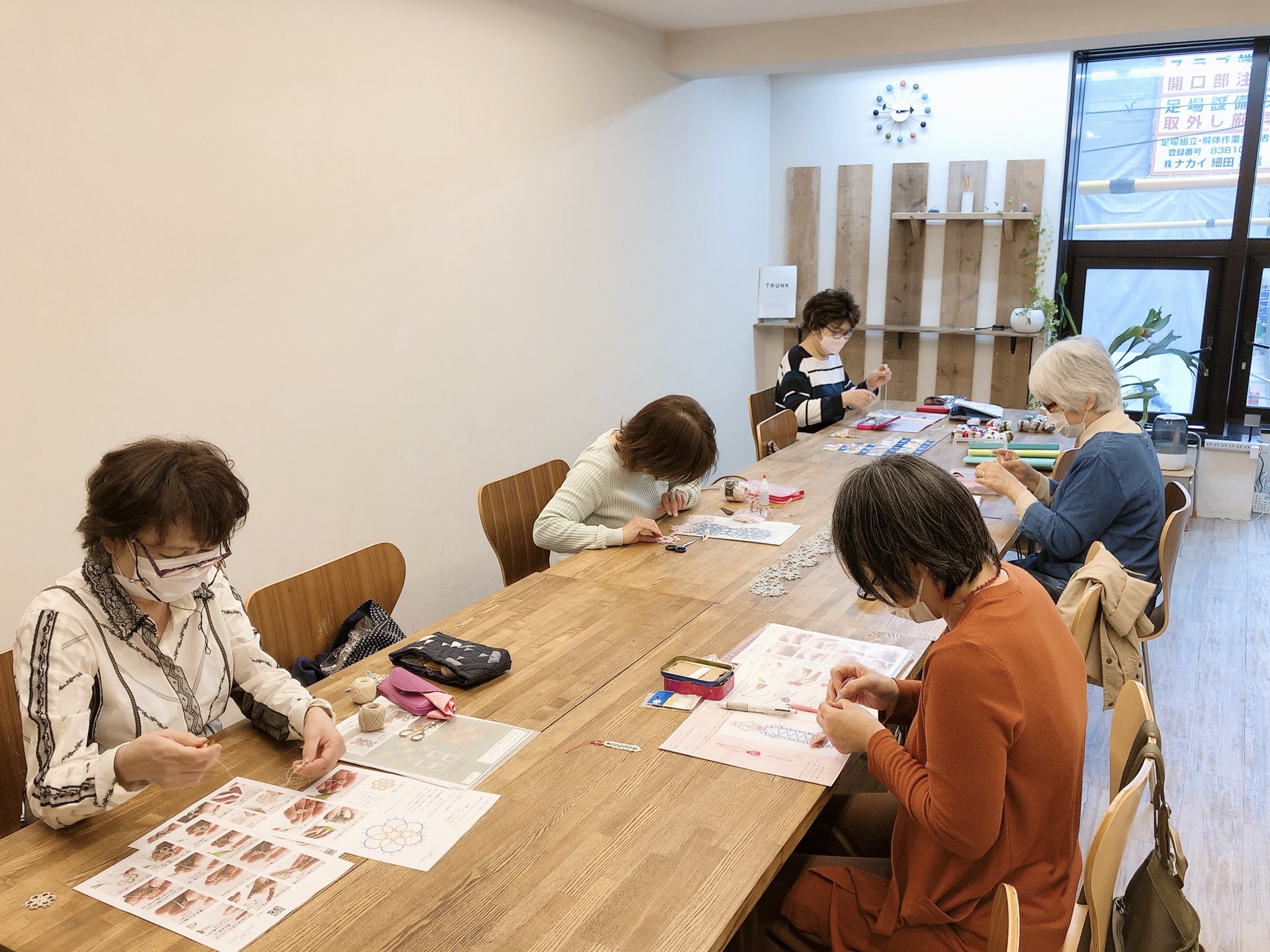 フッタリーテッタリー タティングレース作家 本日は谷町教室でした この教室から始めたということもあり 私にとってもホームのような場所 2 3枚目はモクシー大阪本町 ホテル にて春モードのベアーちゃんと 千里中央教室近くにある八重桜 この3教室は