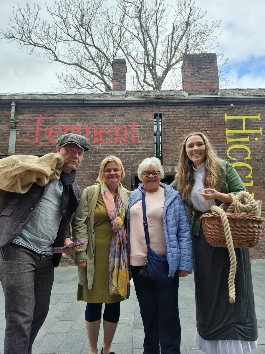 JohnnieMaguire's tweet photo. Enjoying the Trail sites today, sharing our boss history
@liverpool_oneofficial @samwalton91
#heritagewalkingtours #walkingtour #Streettheatre #outdoortheatre #artsgroupie #victorianliverpool #alternativeeaster
https://t.co/ujInJjJIlz https://t.co/FnVK25s3KD