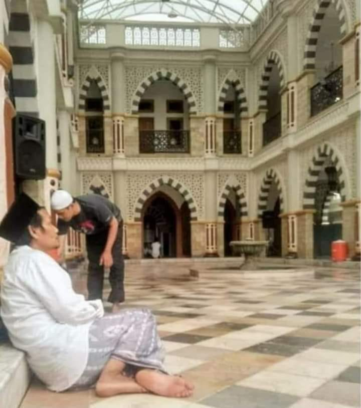SejarahUlama's tweet photo. [Sebuah Utas Adem Ayem]

Gus Baha' :"Jangan terlalu membesar-besarkan hal yang berpotensi membuat orang biasa jadi susah menjalankan syariat Islam". 

⤵️ ⤵️ https://t.co/ynlR2fKoOt