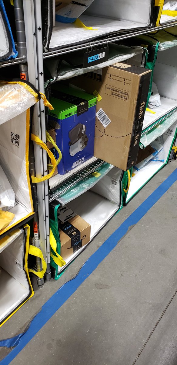 AMZLofficial's tweet photo. Remember that boxes shouldn't be sticking out of the bags when stowing, all bags MUST be zipped for the drivers (information in the photo censored for privacy) https://t.co/nz7ocuEcQW