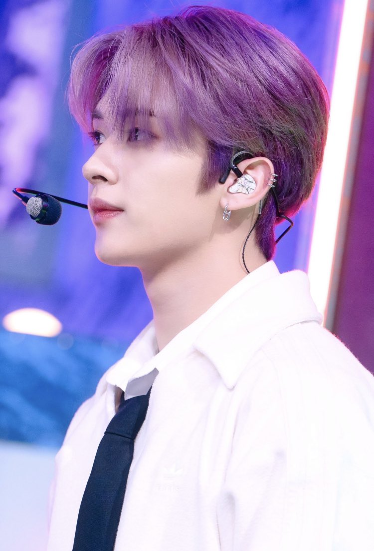 リノの横顔の美しさよ……( ´ཫ` ) #straykids #Leekwow