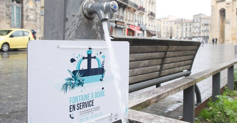 Les points d'eau de Bordeaux
Toutes les fontaines à boire sont remises en eau après leur période d’hivernage.  Elles constituent des points d'eau potable gratuits dans les quartiers de la ville.

👉 bordeaux.fr/p53042
#BXsolidaire