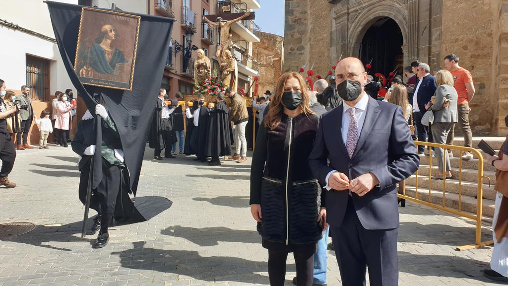 DelegGobCYL's tweet photo. Comienza en #Ágreda (#Soria) la procesión del Sermón de las Siete Palabras o de los #felipecuartos.
Asiste la delegada del Gobierno @VirBarcones.
Con el alcalde de Ágreda @jesusmagreda.
El #ViernesSanto de la #SemanaSanta agredeña es fiesta de Interés Turístico Regional. https://t.co/dz6YS29cAb