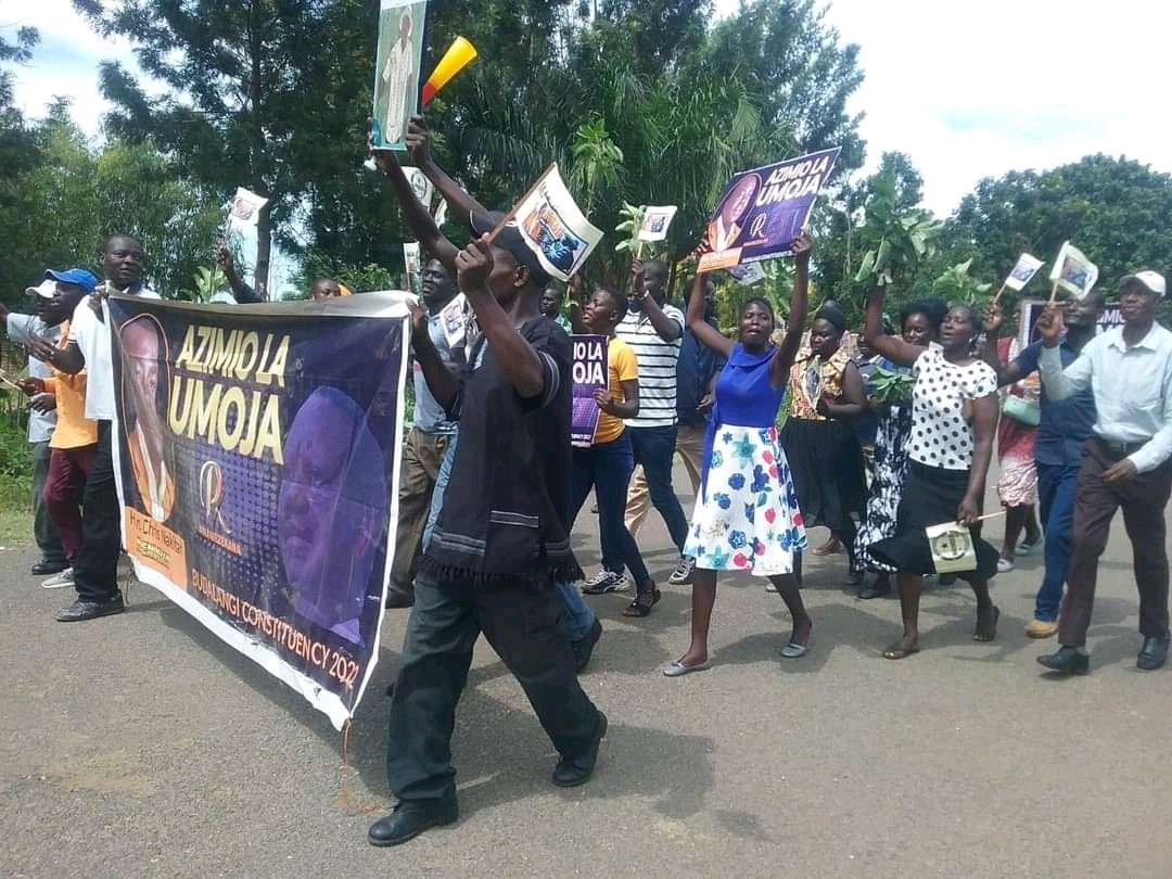 bulala_fm's tweet photo. Kufuatia agizo la makao makuu ya chama @TheODMparty kusitisha uchaguzi wa mchujo wa ubunge katika jimbo la busia, mamia ya wafuasi wa aliyekuwa muwaniaji Chris Nakitari eneo bunge la Budalang'i wameandamano maandamano ya amani kutoka ufuo wa bukoma hadi mji wa port victoria. https://t.co/vvyJJkfuL3