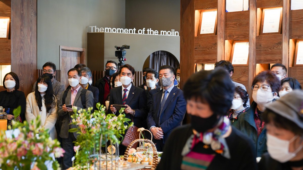 moiingroup's tweet photo. <moiin News 💐>

오픈식에 참석해 주셔서 감사합니다🙇

많은 분들의 응원에 또 하나의 멋진 날이 만들어진 것 같습니다👍
여러분들의 성원에 힘입어 좋은 결과물은 보여드릴 날을 기약하겠습니다.

다시 한번 방문해 주신 분들께 감사드리며, 
오늘 주식회사 모인처럼 멋진 날 보내시길 바랍니다🌞 https://t.co/nwEON5ERVr