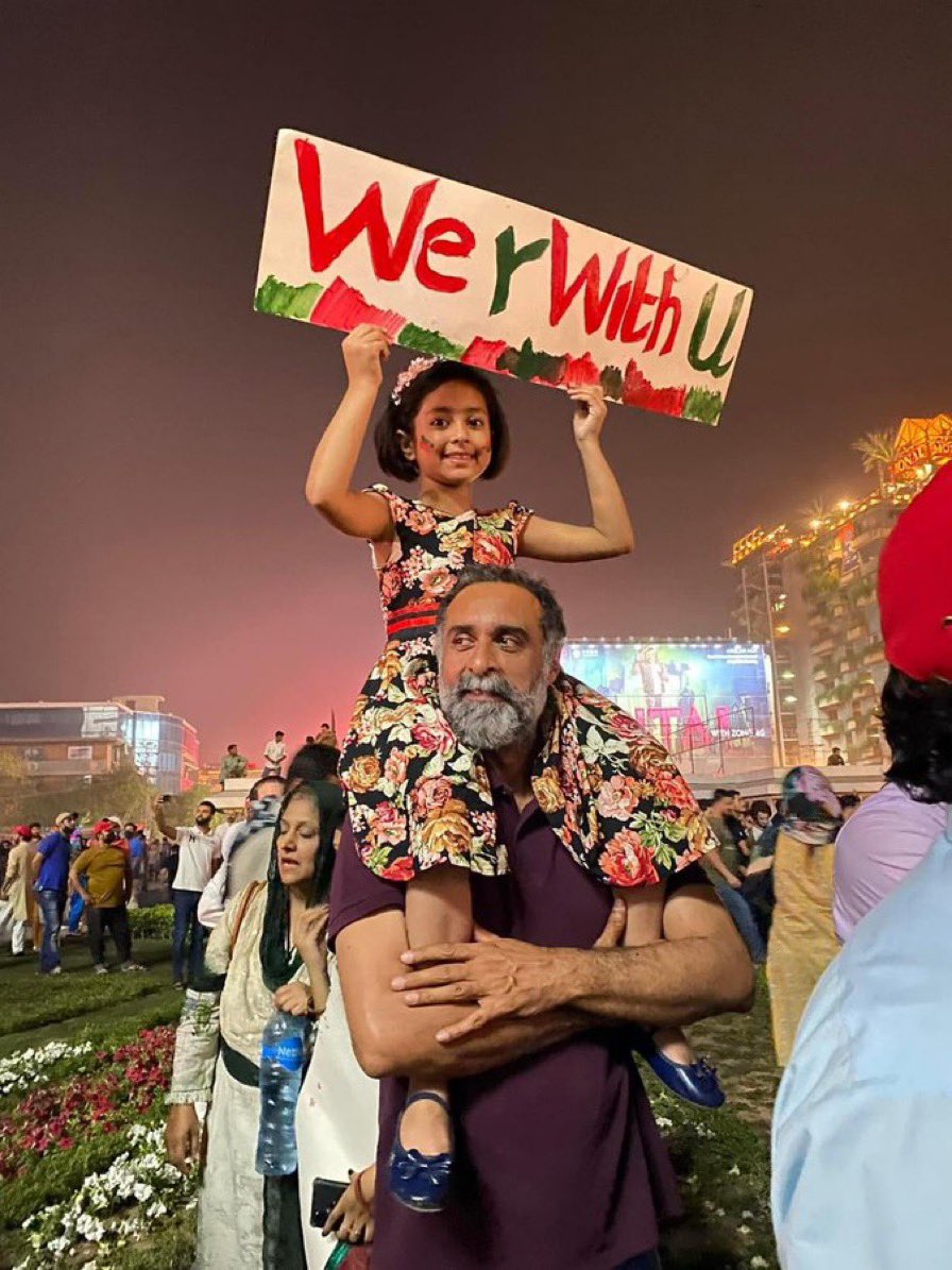 PTIofficial's tweet image. People of Pakistan will never leave Chairman Imran Khan alone! 
#امپورٹڈ_حکومت_نامنظور