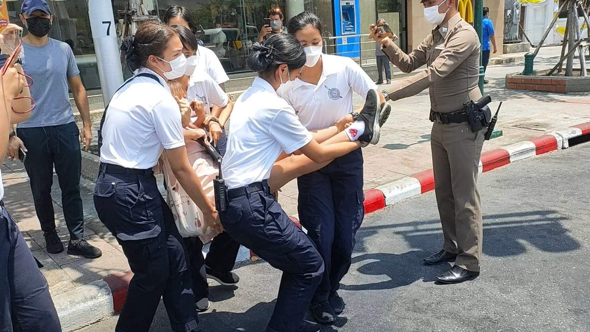 น้องคนที่โดนอุ้มในรูปเป็นเยาวชนอายุ 13 ปีย้ำว่า "อายุ13ปี" และเขาแค่กินmcอยู่เฉยๆ แต่อยู่ๆตำรวจก็เข้ามาอุ้มและให้เหตุผลว่าเป็นเหตุก่อกวน แกคิดว่ามันเมคเซ้นท์มั้ยอะ แล้วมันไปเกี่ยวอะไรกับขบวนเสด็จอีก ไหนคือความยุติธรรมของน้องเขาอะ ถ้าจะเสด็จแล้วลำบากประชาชนก็นอนเฉยๆนะ

#ขบวนเสด็จ