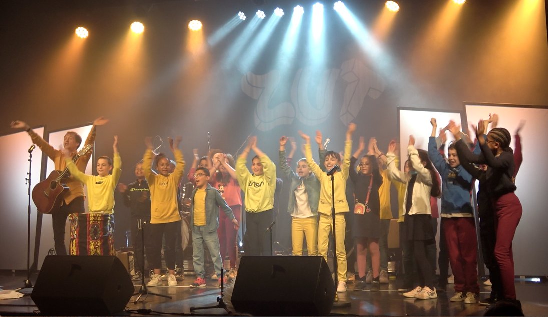 ZUT en concert avec les enfants 🎶
La semaine dernière, le <a href="/GroupeZut/">Groupe ZUT</a> a accompagné des classes d'école sur la première partie de son #concert. Au programme avec les enfants : séances d’écriture, d’enregistrement et de répétitions. Musique, rires et chants ont rempli les salles !