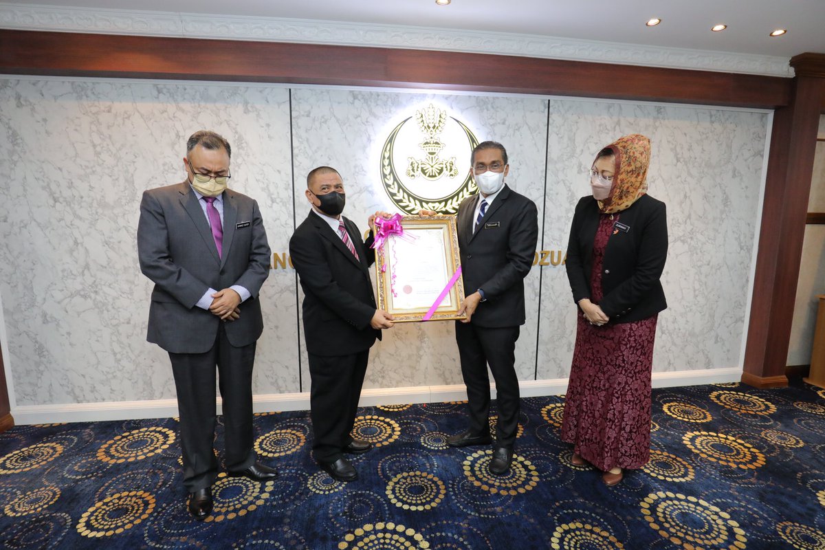 SESI PERTEMUAN YB MENTERI TENAGA DAN SUMBER ASLI DAN YAB MENTERI BESAR PERAK BAGI PENYERAHAN DAN MEMUKTAMADKAN SOP NR-REE NEGERI PERAK

#KeTSA
#KeluargaMalaysia