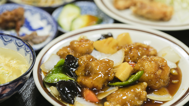 ◆ 北九州・黒崎のディープすぎる酒場で昼から飲み歩く

【一晩じゃ回りきれない店層の暑さ】福岡市在住イラストレーターToyameg＆フォトグラファーRyoko Kawaharaが、角打ちから立ち飲み屋、町中華、皿倉山で夜景に乾杯まで満喫。街の魅力をレポートします｜<a href="/herenowjp/">HereNow JP</a>
▼
herenow.city/kitakyushu/art…