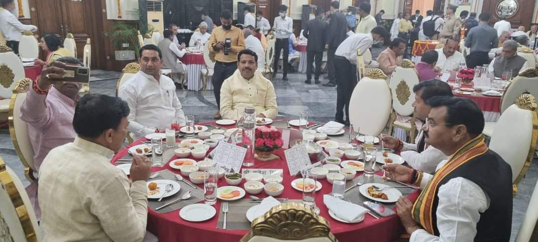 SanjaySinghmla's tweet photo. उपराष्ट्रपति मा. श्री वैंकेया नायडू  जी के विवाह की 52वी वर्षगांठ के उपलक्ष्य में राजभवन में प्रीतभोज में महामहिम राज्यपाल आनन्दी बाई पटेल जी,मुख्यमंत्री मा.श्री योगी आदित्यनाथ जी,उपमुख्यमंत्री मा.श्री केशव प्रसाद मौर्य ,मा.श्री ब्रजेश पाठक एवं सभी मा.मंत्रियों के साथ भोजन किया। https://t.co/1SVsXtN3QT