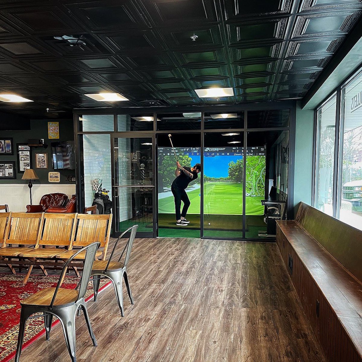 ForesightEurope's tweet photo. What’s a barbers favourite golf shot? A smooth fade! ✂️🏌️♂️
Check out this #GCHawk simulator located in a barber shop! 💈👏
📸: @BostonianBarber
#foresightsports #golfsimulator #simgoals https://t.co/0ECpOXAzKa