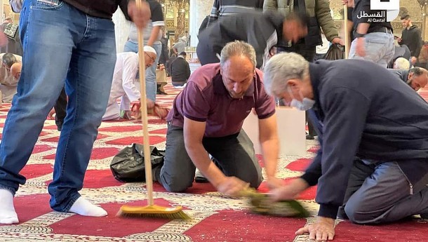 aksahaber's tweet photo. Binlerce Filsitinli Müslüman, bugün İşgalci israil güçlerinin Mescid-i Aksa'daki Kıble Mescidi'ne ayaklarında postallarıyla girmesinin ardından Cuma namazı için temizlik çalışmalarına devam ediyor. https://t.co/rg33cMCGku