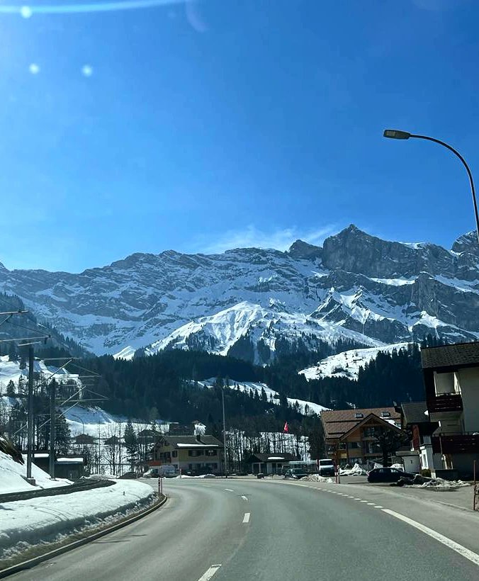 Pengelaman yang bikin degdegan...nggak bisa bahasa Inggris terbang ke Eropa sendiri...untungnya sampe bandara Amsterdam di jemput langsung ke Swiss...kalo nggak bisa ilang gua...