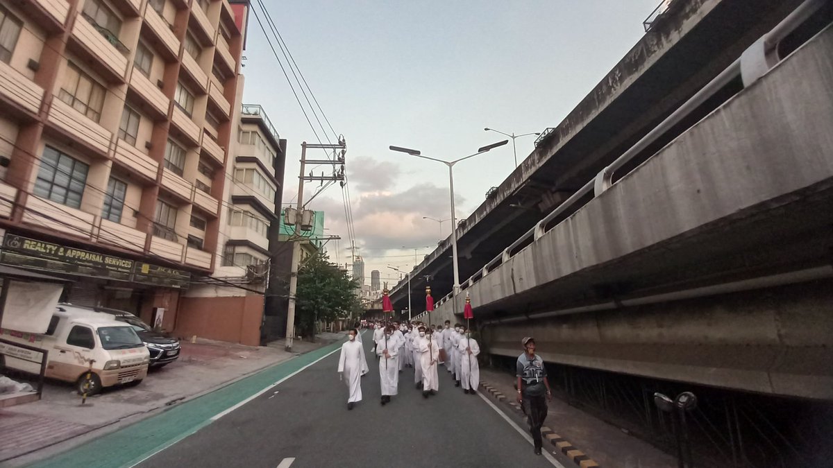 NSOLGOfficial's tweet photo. PHOTO | Kasalukuyang binabagtas ng Prusisyon ng Santo Entierro at Mater Dolorosa ang kahabaan ng Kalayaan Ave., Pinagkaisahan.

#NationalShrineofOurLadyofGuadalupe #NSOLG #MaBUHAY #BiyernesSanto #SemanaSanta2022 https://t.co/Xr0Xi8qjr7