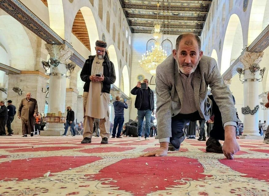 vivalalgerie7's tweet photo. الفلسطينيون يقومون بتنظيف #المسجد_الاقصي وتجهيزه للصلاة بعد اقتحامه وتخريبه من قبل قوات الاحـ..تلال👇👇 https://t.co/oztRzuAV0M