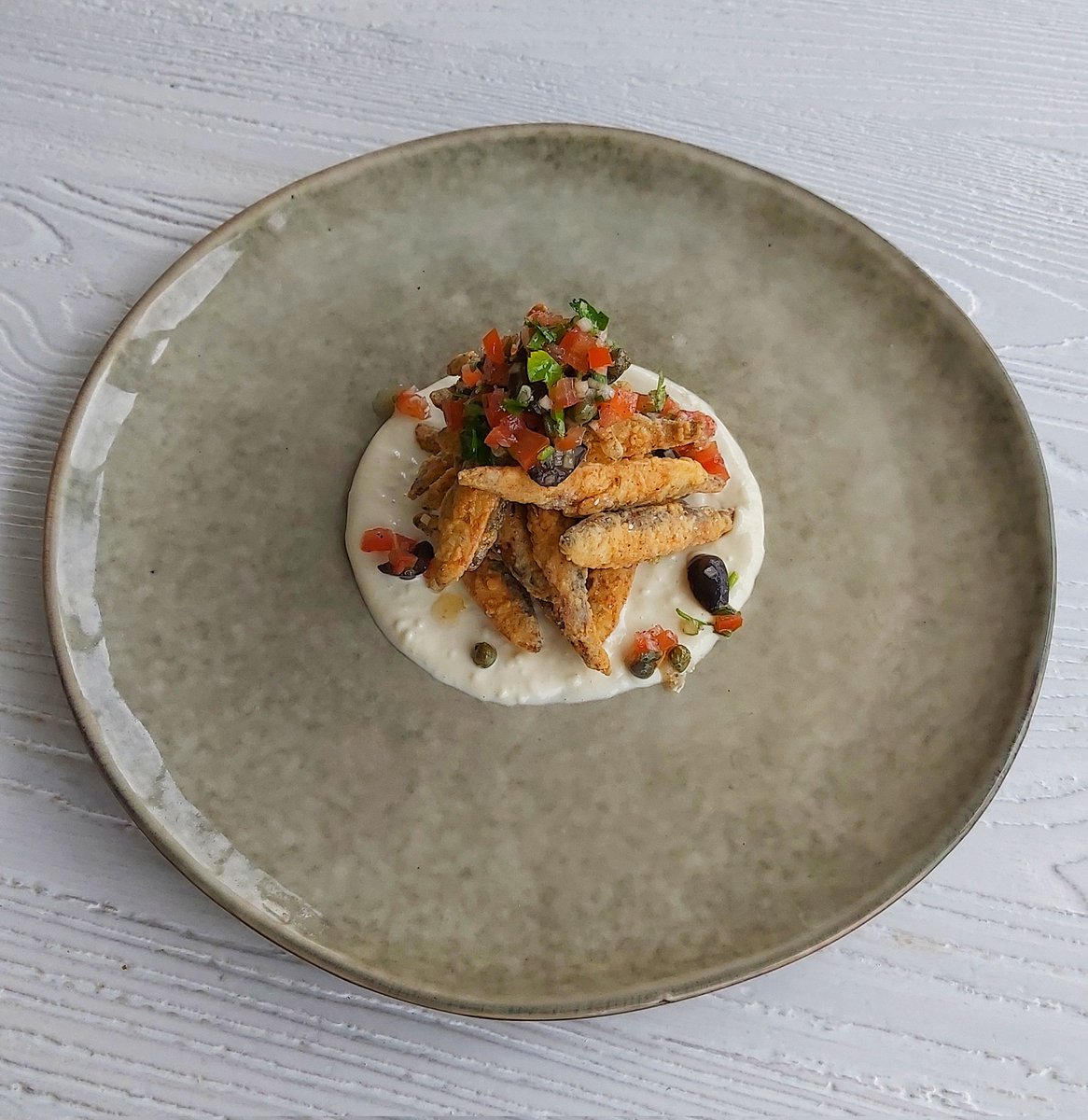 alanhigginschef's tweet photo. Deep fried white bait, Italian herb and spice crust, aioli, puttanesca dressing. https://t.co/Jp4DBLGYql