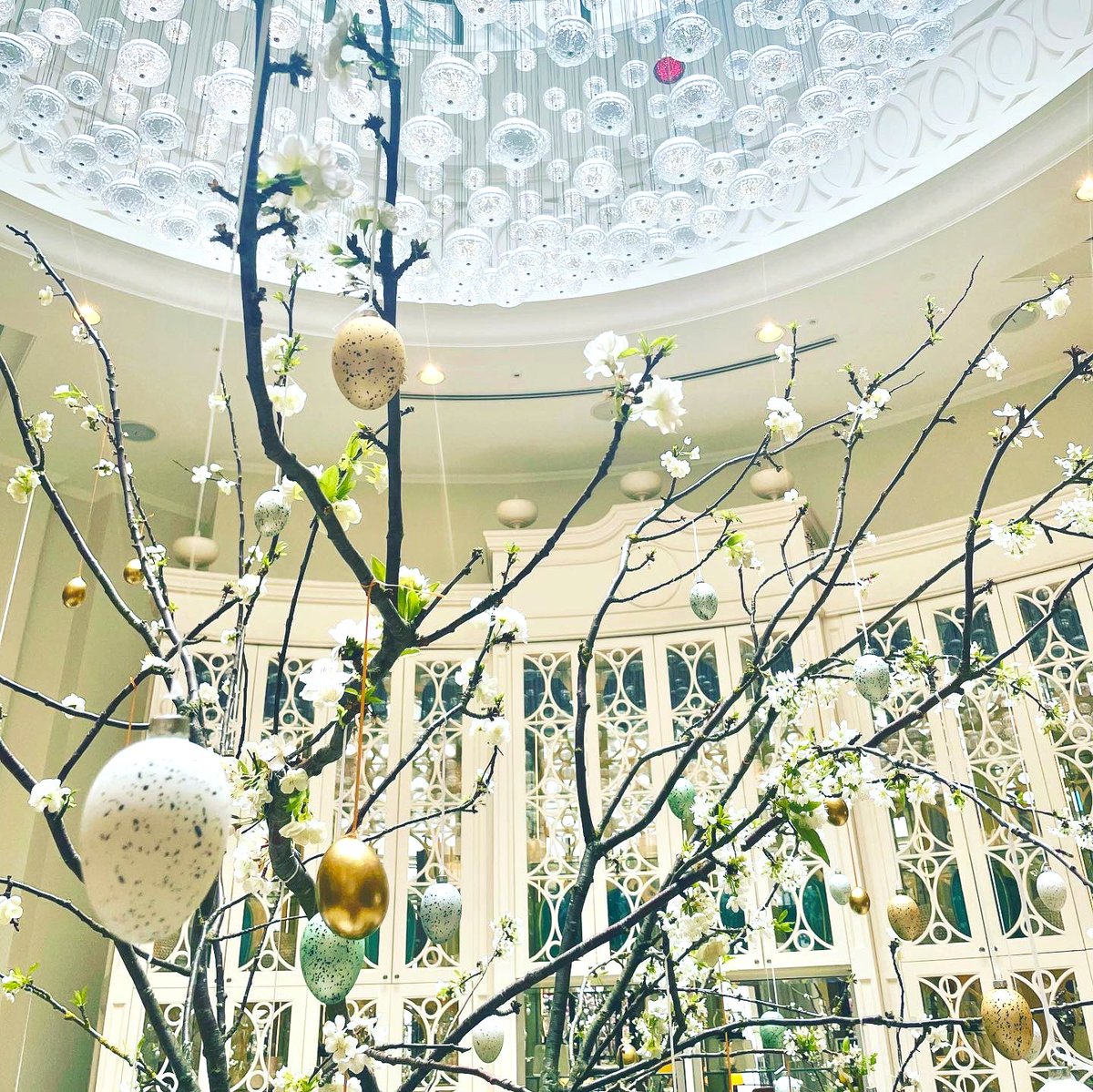 abstract_news's tweet image. Wishing everyone a very #HappyEaster. We hope you all have a lovely long weekend 🐣 We are loving the Easter decorations @corinthialondon this year #eventprofs #Easter ☀️