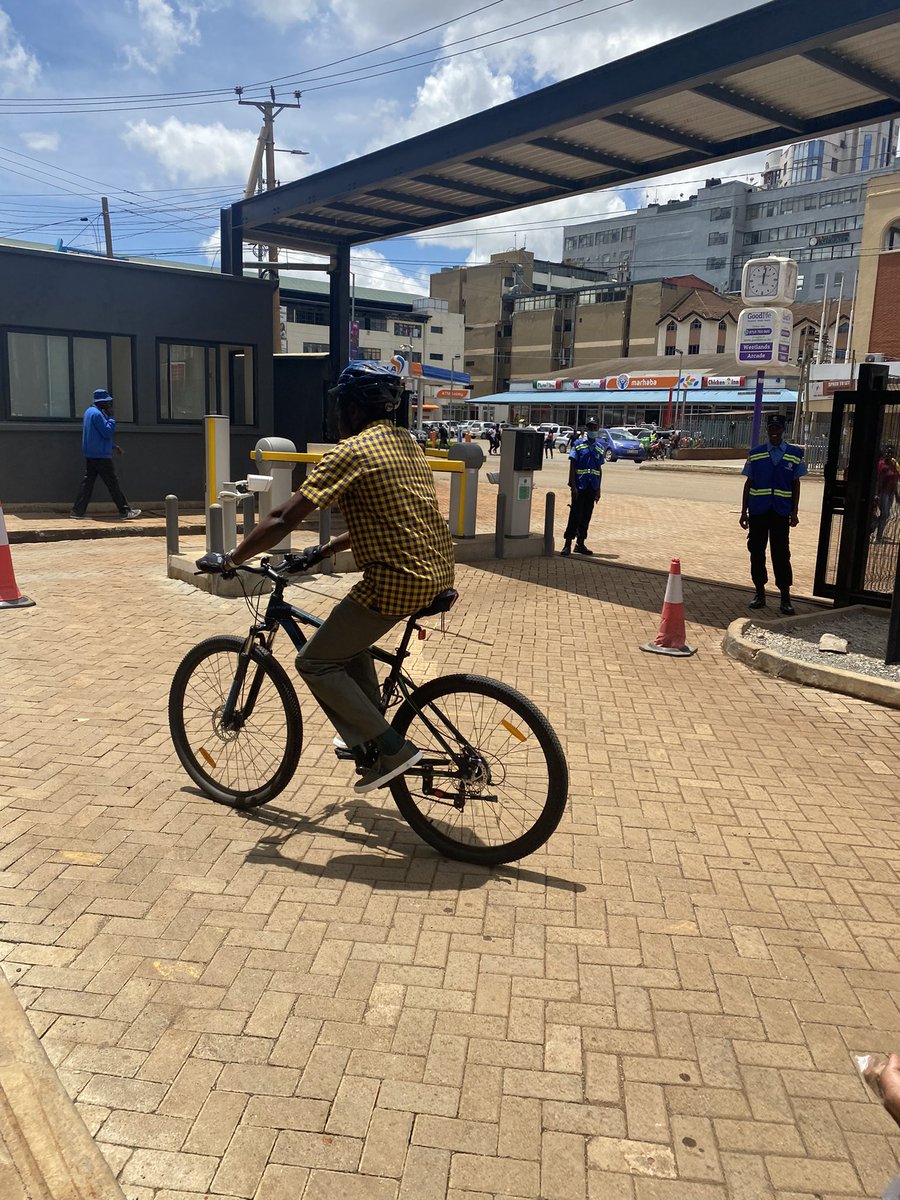 NelsonHavi's tweet photo. I wanted to park by the wall as I used to in Nangili when the Askari shouted “Usiweke Indiga kwa ukuta. Park hapo katikati ya Kibigabigi.” I figured the chap is a Maragoli. Kumbe hii title Mheshimiwa ni ya gari? Done with my brunch at Java Westlands and off down Parklands Road. https://t.co/9zvNP7r9JB
