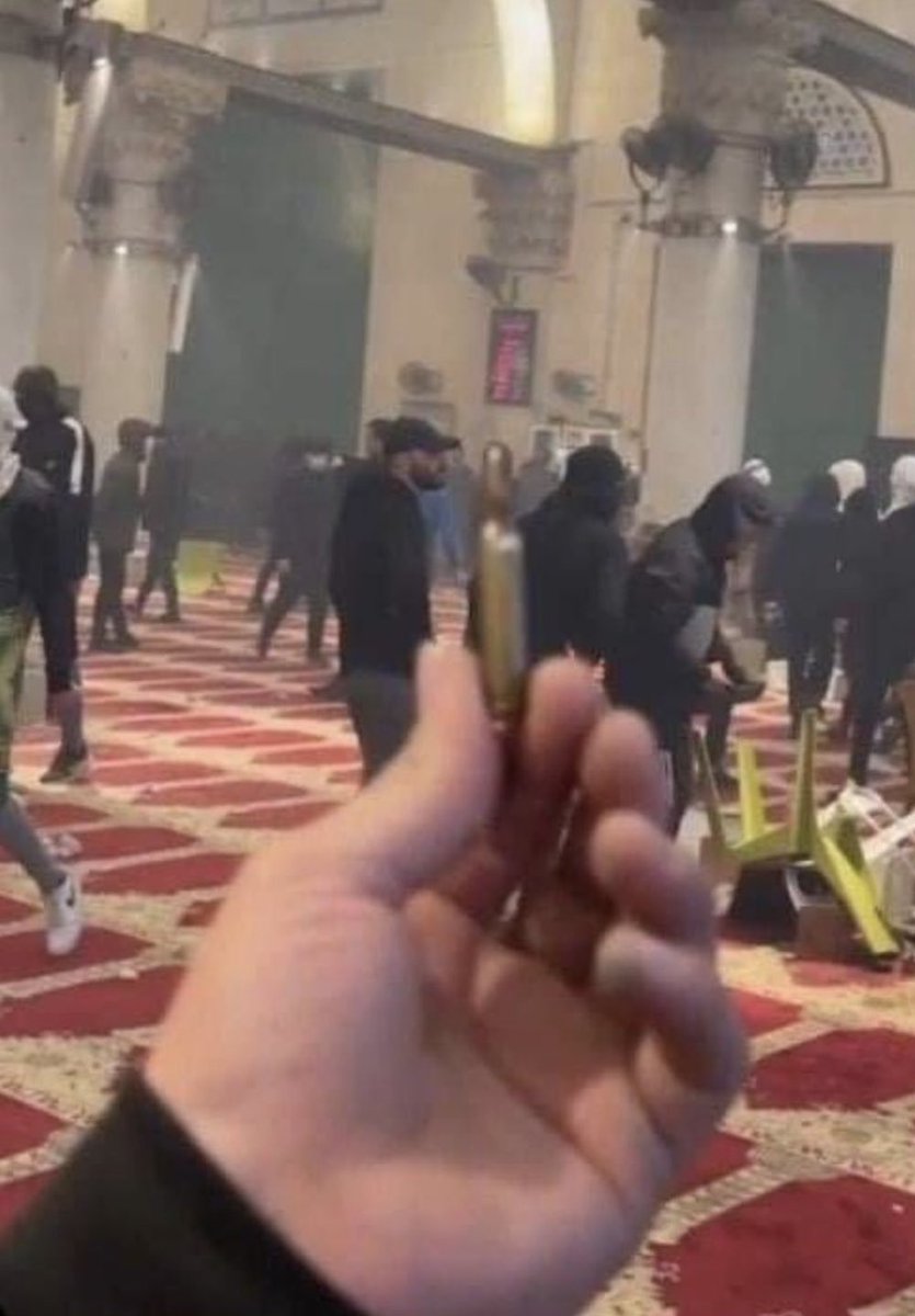Yusaisback's tweet photo. Bu kurşun bugün sadece Mescidi Aksa’ya değil bütün müslümanlığa sıkıldı. 3 ilahi dinin kutsalı olan Kudüs’te zulüm var ve dünyadaki herkes gözünü yumuyor, kulağını kapatıyor. 

#GözümüzKulağımızAksada https://t.co/HNxi2ZALv9