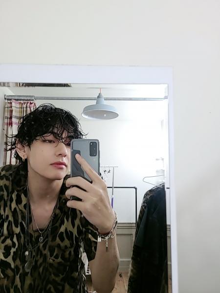 TheAffinityMag's tweet photo. There is no denying that Kim Taehyung is the king of mirror selfies. https://t.co/B2teKSjSmu