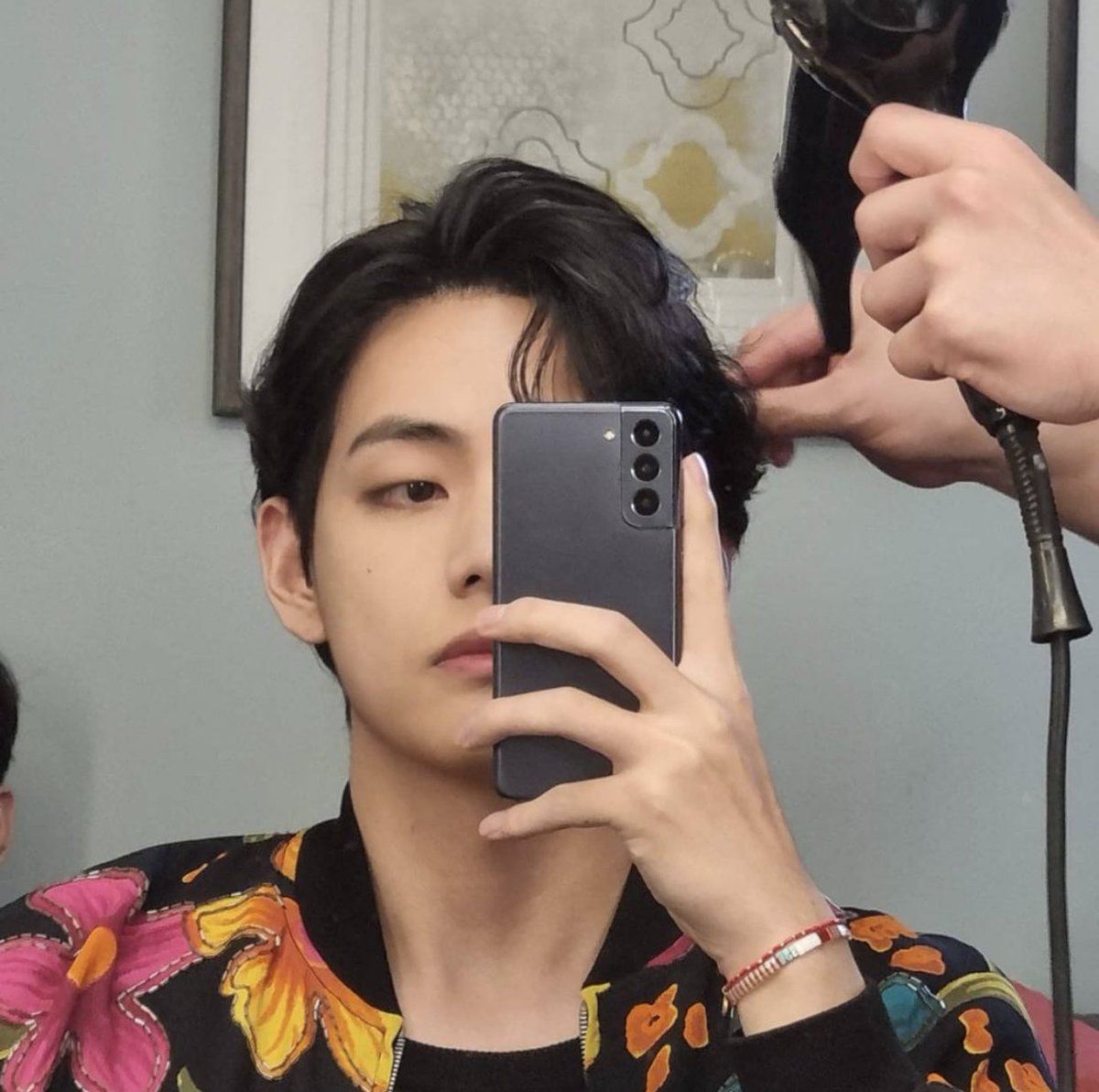 TheAffinityMag's tweet photo. There is no denying that Kim Taehyung is the king of mirror selfies. https://t.co/B2teKSjSmu