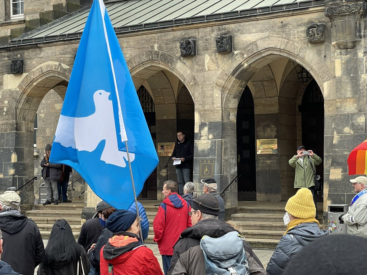 Blaue Fahne mit Friedenstaube vorm Rathaus