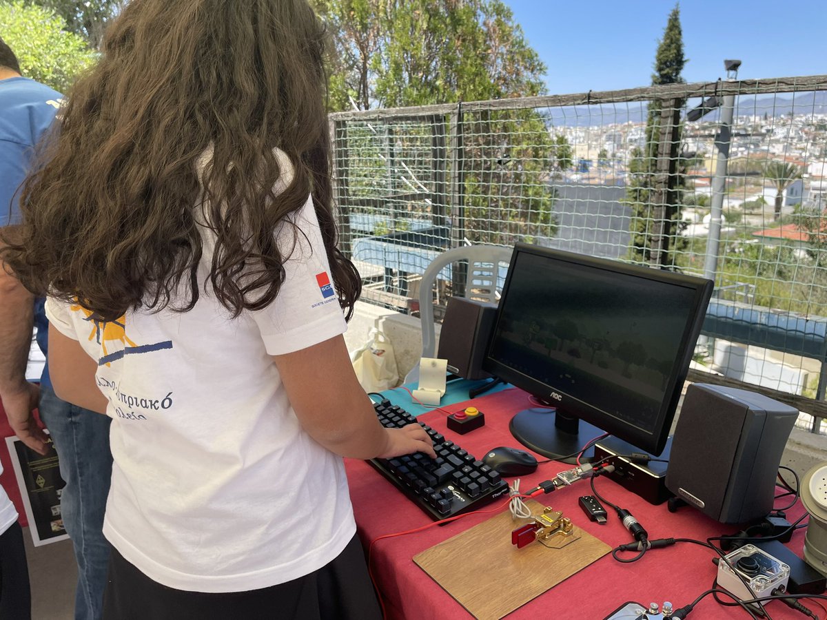 EFCNicosie's tweet photo. At the #ScienceFair2022, thanks to The Cyprus Institute for the amazing organisation of the event ! Our students are having an amazing time ! 😃 Thanks to Nestoras for showing them morse code and Slow Scan television ! #blob @CM2EFCNicosie1 @aefeinfo @IEN_ZESE https://t.co/BIB065AORj