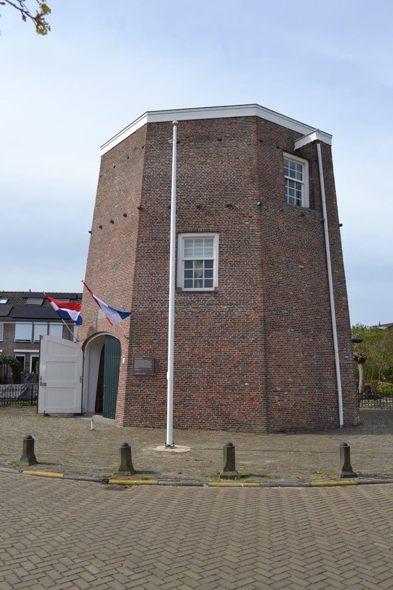 De Molen voorzien van een geweldige nieuwe vlaggenmast.Dankzij donatie kringloopwinkel herenstraat 63 Voorhout