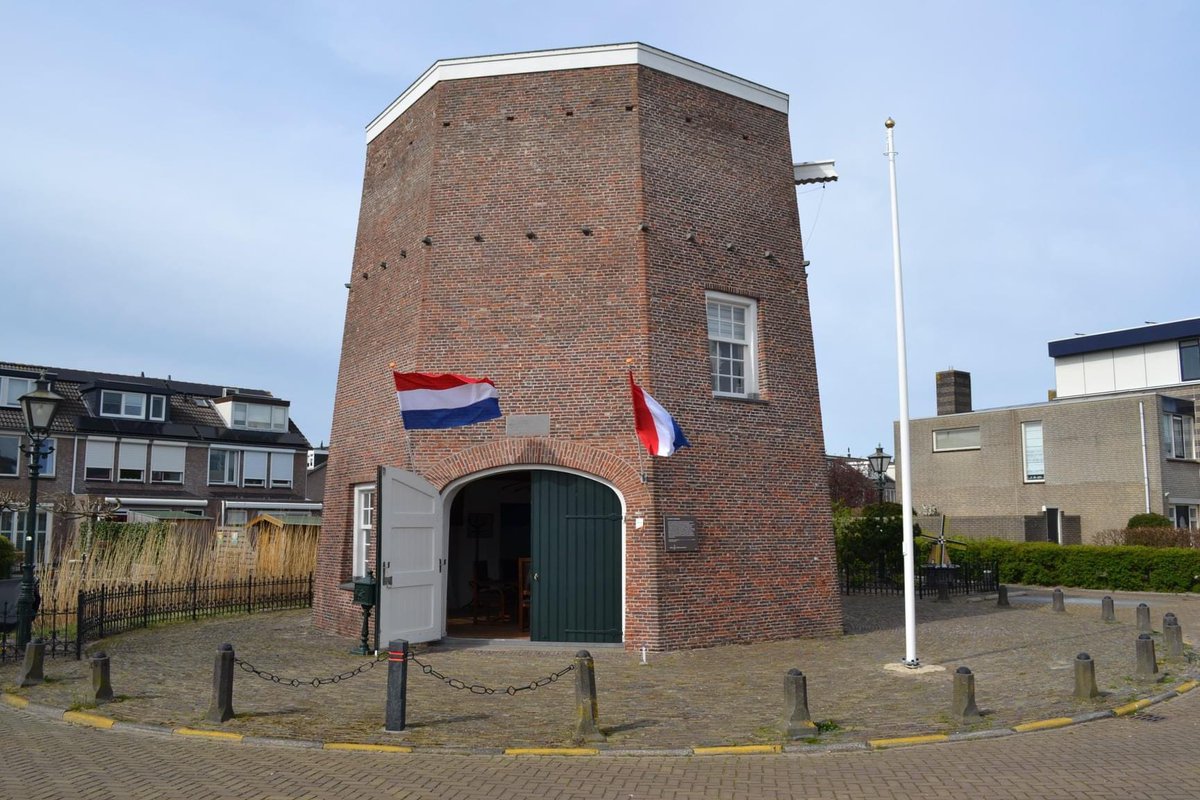 molenvansassenh's tweet photo. De Molen voorzien van een geweldige nieuwe vlaggenmast.Dankzij donatie kringloopwinkel herenstraat 63 Voorhout https://t.co/RPWMM7qVVZ