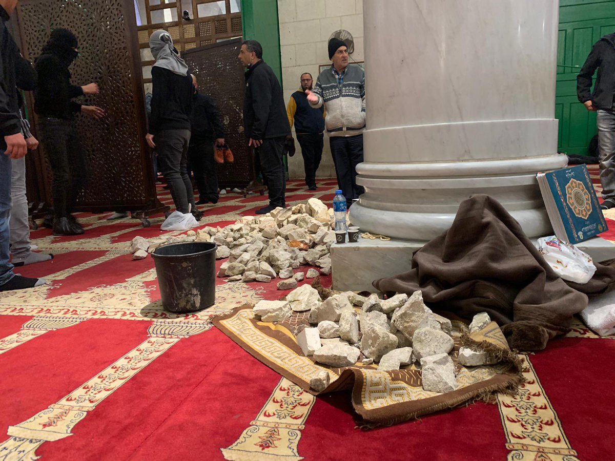 acemi1piremses's tweet photo. Mescidi Aksaya bir avuç müslüman sahip çıkıyor ve tüm İslam ülkeleri sessiz. O zafer günü zalimler için çok çetin olacak. Allah CC Aksa'ya sahip çıkan kardeşlerimize melek ordularıyla yardım etsin 🤲🏻
#mescidiAksatehlikede 
#AlAqsaUnderAttack https://t.co/y9RarJwywU