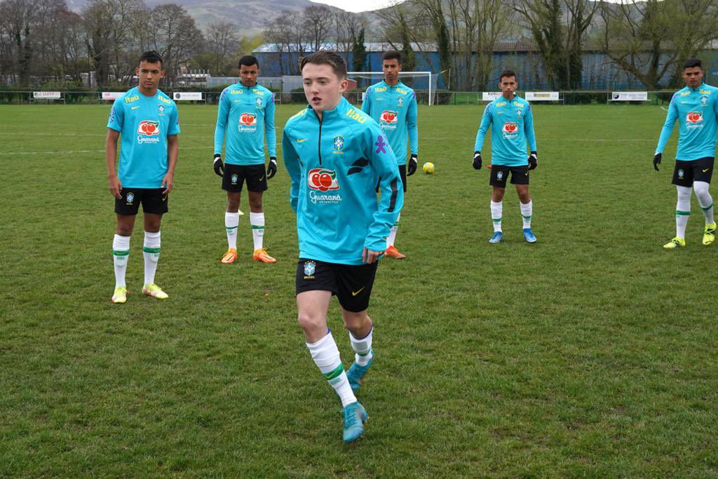 FAWales's tweet photo. Football solidarity 😊

The @CBF_Futebol U16 team invited three players from the @RuthinTownFC academy to train with their team this week whilst preparing for matches in the U16 Development Tournament. 

#TogetherStronger https://t.co/WyVOix2tXr
