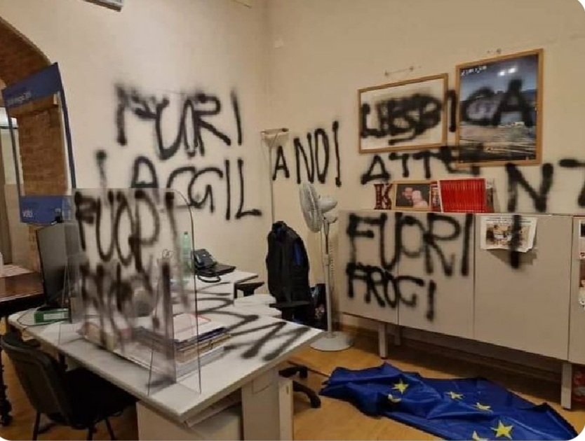 PBerizzi's tweet photo. A Siena come a Parigi lo squadrismo  fascista attacca le università e le sedi sindacali. Il fascismo di Mussolini iniziò esattamente così, con l'aggressione ai presìdi democratici della cultura e ai presìdi di rappresentanza sociale. Girarsi dall'altra parte = complici. https://t.co/tGbvciLnmF