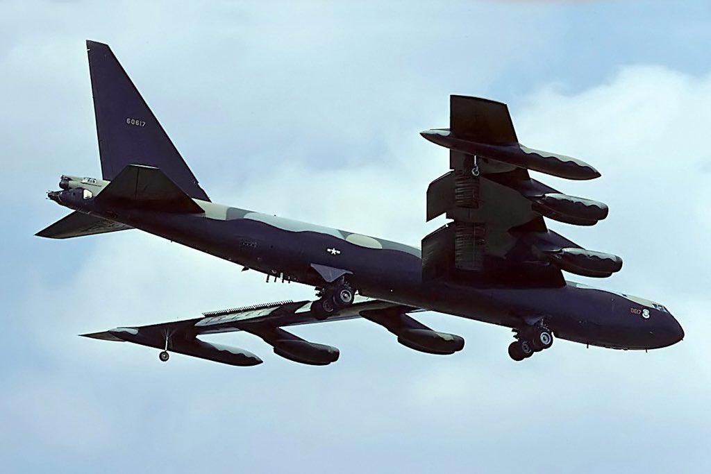 stuartfreer1's tweet photo. Happy Buffday… 70 years young today…😎 Here’s a big tailed ‘D’ model

56-0617 B-52D 22nd BW, March AFB, caught landing at RAF Brize Norton 25th August 1980. Photo by my late father Mike Freer https://t.co/f0ywL53SH9