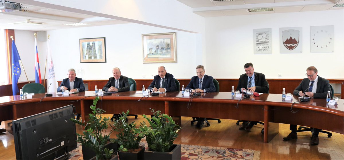 Vodstvo OZS se danes s predsednikom <a href="/strankaSDS/">SDS</a> <a href="/JJansaSDS/">Janez Janša</a> pogovarja o zahtevah slovenske obrti in podjetništva. Predsednik OZS Branko Meh pa se je zahvalil vladi za podporo obrtnikom in podjetnikom v času epidemije. #povezanismomocnejsi