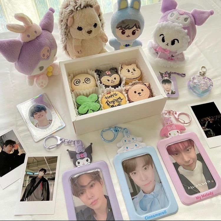 shopee_101's tweet photo. ⊹ 𓈒 * a guide to photocard holders 𓈒 * ⊹

𓏔 now that we're going back to normal, it's time to dress up &amp; go out in style—of course with your favorite photocards. It’s more fun with your bias around! ♡

— bns thread for aesthetic &amp; practical pc holders. pics from pinterest. https://t.co/1rnvxqPaip