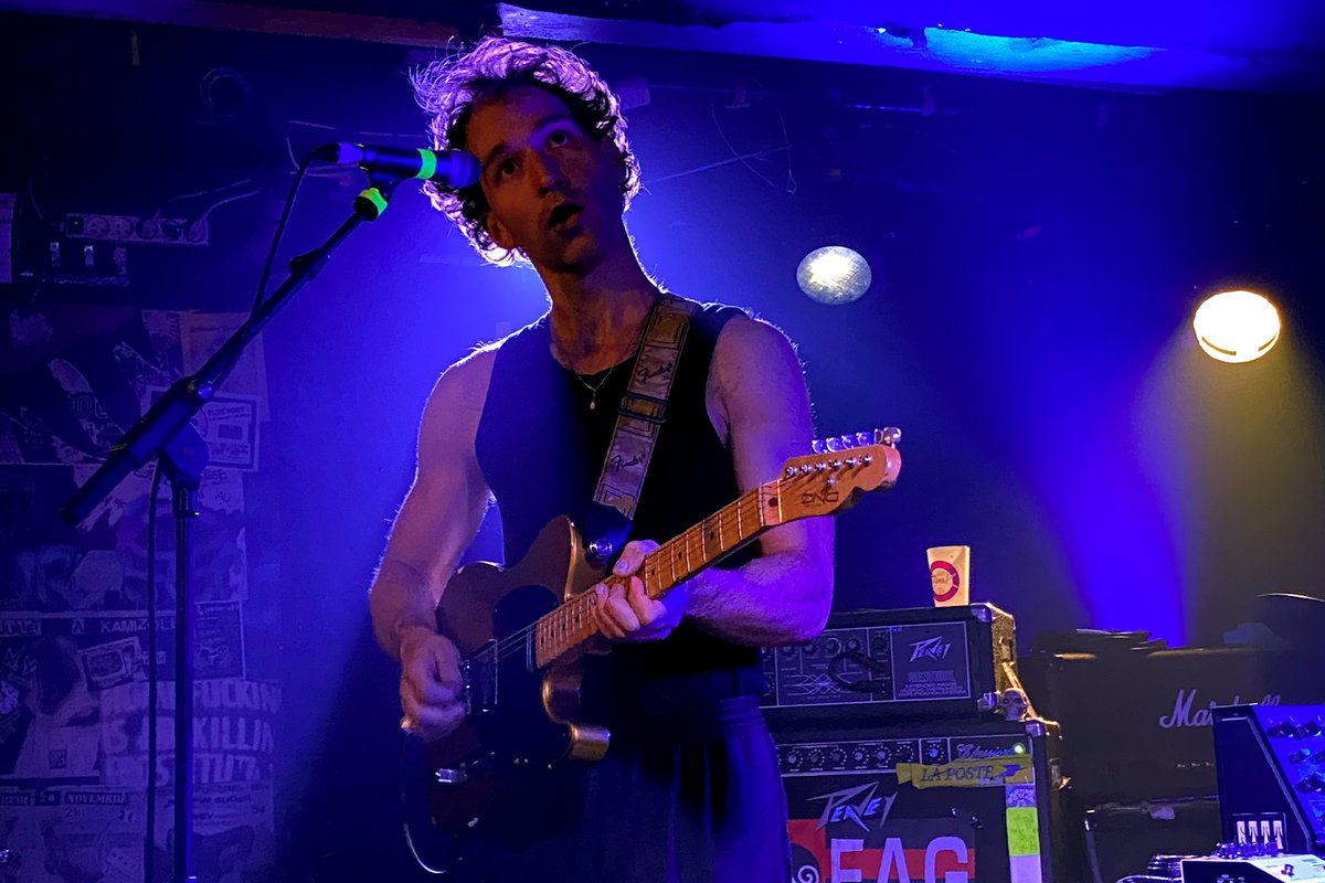 pierreandrieu's tweet photo. Soirée bien déglingos au Raymond Bar avec 3 groupes de furieux : #PutanClub, sorte de transe punk world technoïde, #GuadalTejaz, les nouveaux rois du post punk/kraut rock, et #Youff, terrifiante bande de sauvages 100% hardcore noise. Aie aie Aie. Chronique:https://t.co/ABd5qfWDjm https://t.co/fq7qksmX0T