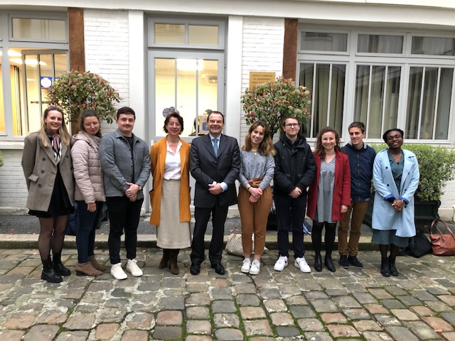 #entre2tours:Pierre Monzani, normalien et préfet devant #managers ingénierie des politiques publiques sur thème: Gaullisme, pouvoir(s) et territoires. Extrait: "le rapport du Général de Gaulle au territoire était fondé sur une conception volontariste de l'espace" <a href="/PouvoirsLocaux/">La revue Pouvoirs Locaux</a>