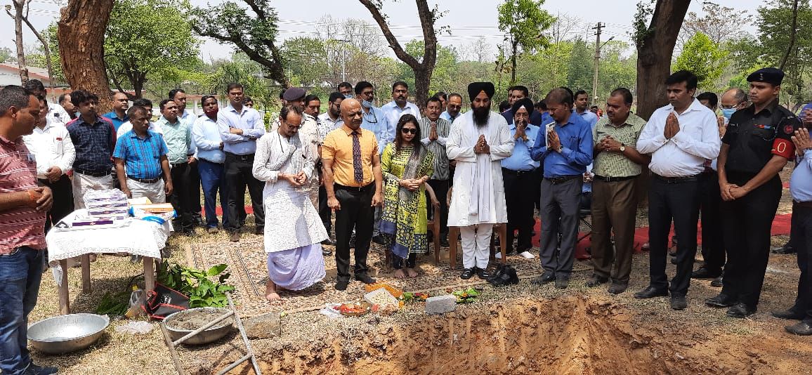 DefenceAccounts's tweet image. #CGDA Rajnish Kumar, #IDAS laid the foundation stone for the office complex of Pay &amp;amp; Accounts Office (PAO) - Other Ranks at the Punjab Regimental Centre (PRC) at #Ramgarh in #Jharkhand.

The PAO caters to the #pay &amp;amp; #allowances of more than 22,000 #jawans of the #Punjab Regiment.