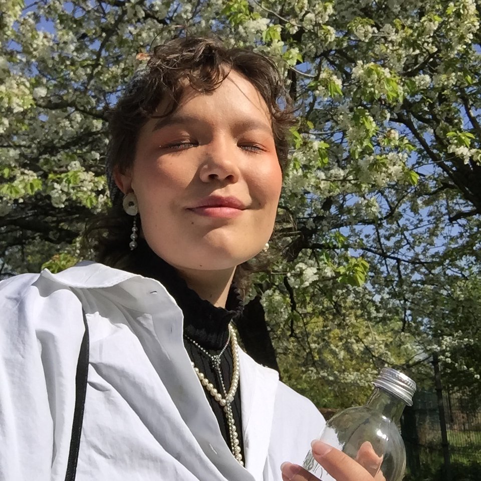 Today I truly feel like the core of #flourishingfriday is  with me; Seems like spring has come in two days, the sun is shining and this tree on my way to the city welcomed me with a beautiful scent. 

Take time to appreciate yourself and life today. 
Here is me flourishing: