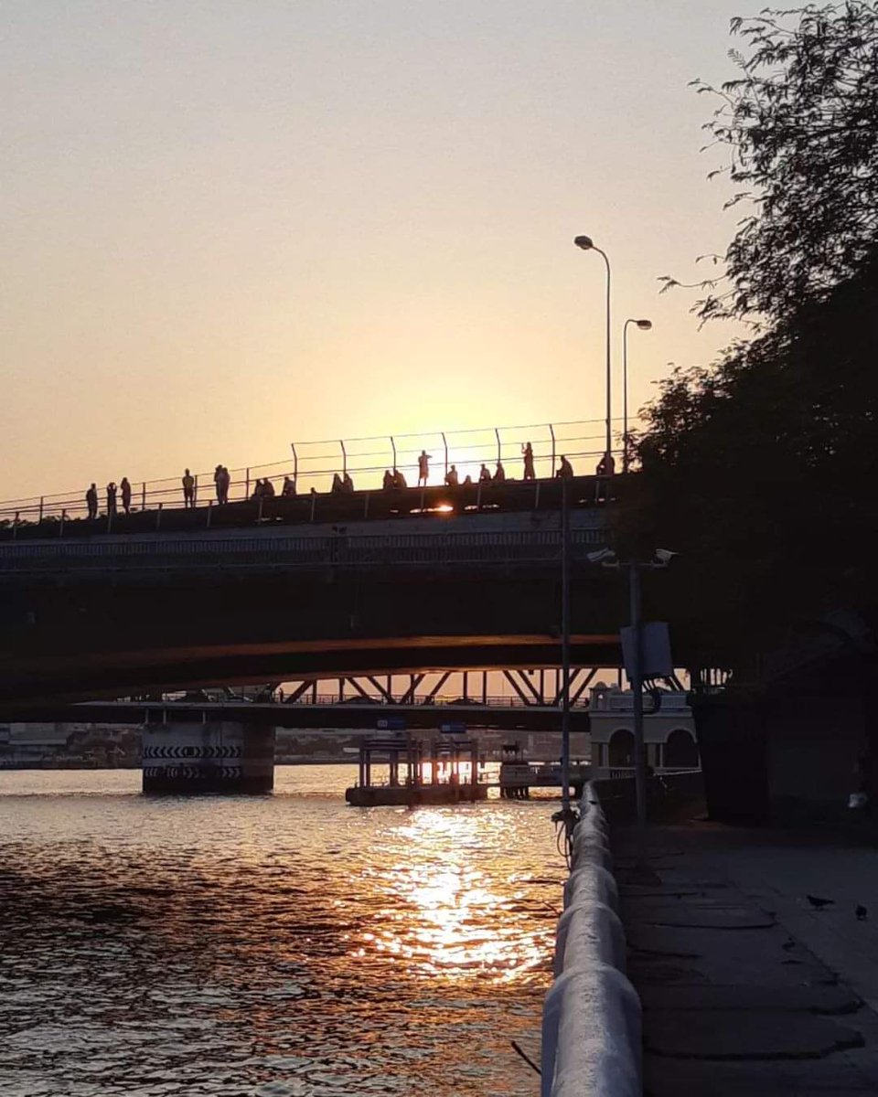 Thorada's tweet photo. Hopefully catching some breeze at the top of Chao Phraya Sky Park Bridge on this very hot day. 😎🙏 #UrbanCycling #Bangkok #ChaoPrayaRiver #RiverCruising #HotSeason #37C #ChaoPhrayaSkyPark https://t.co/faITcNO3c4